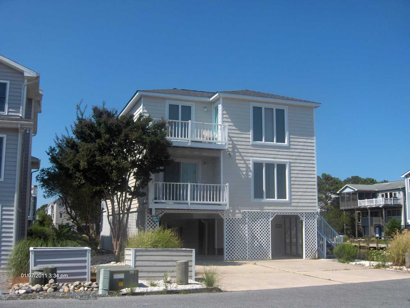 Vinyl soffits and custom fitted aluminum trim fascia for roof eves and overhangs.