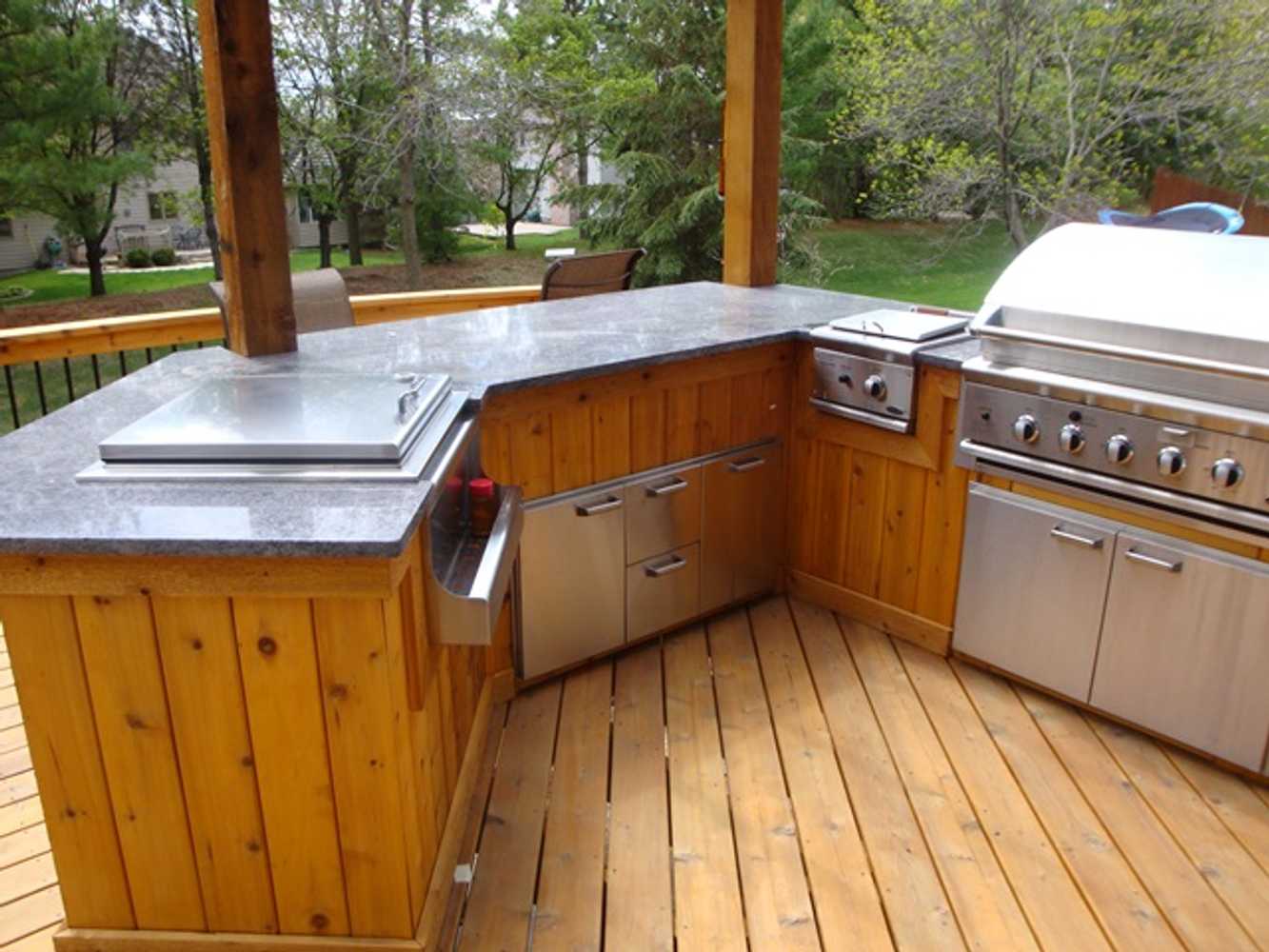 Outdoor Kitchen and Bar