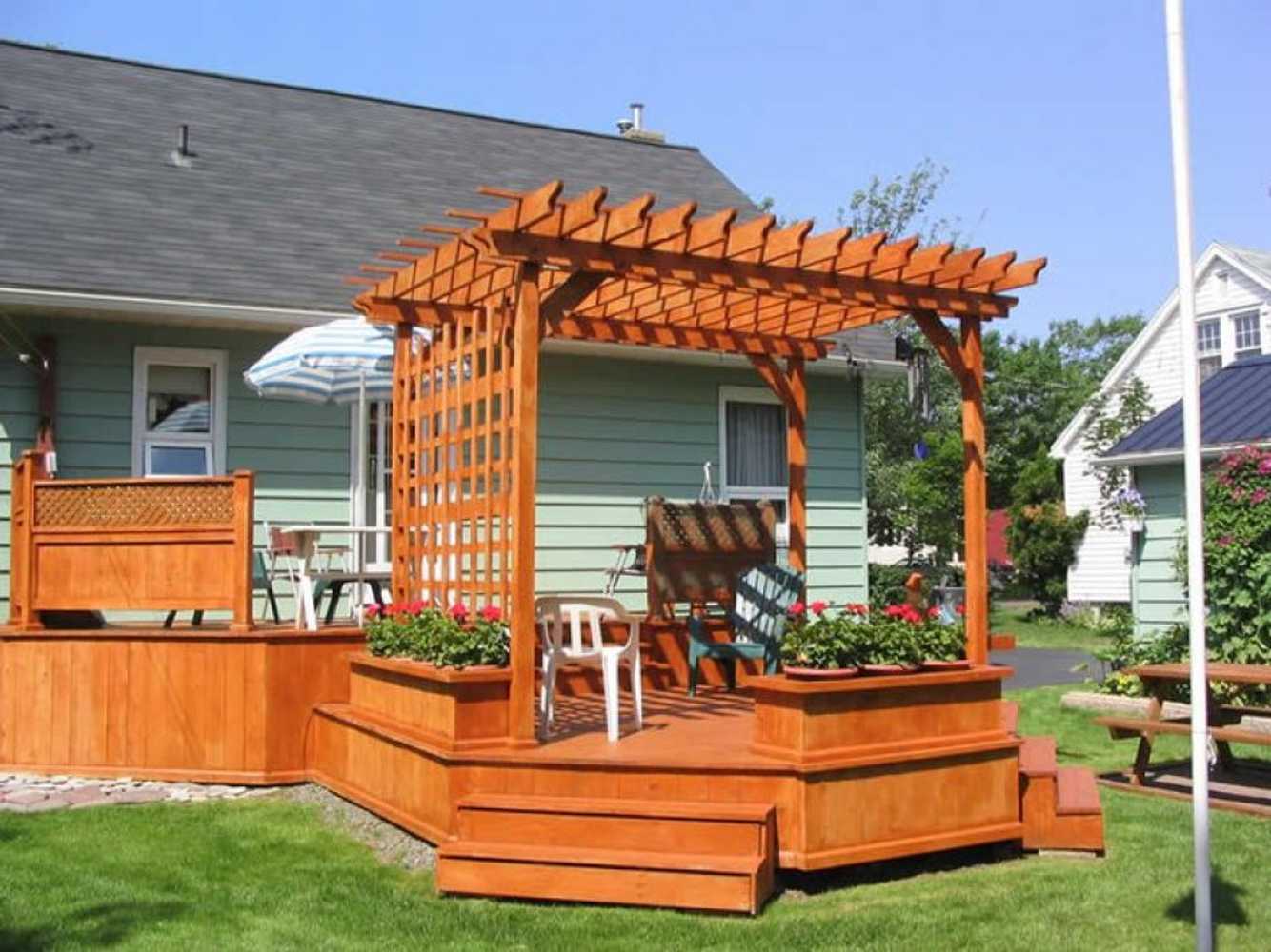 Two level deck with planters and arbor
