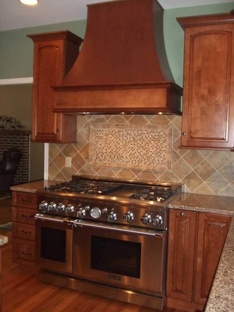 kitchen backsplash with accent over the oven