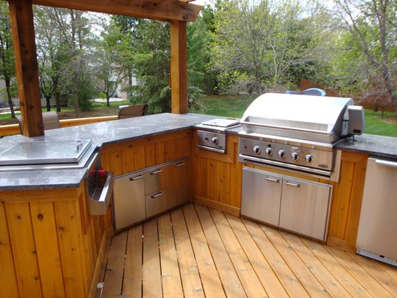 Outdoor Kitchen and Bar