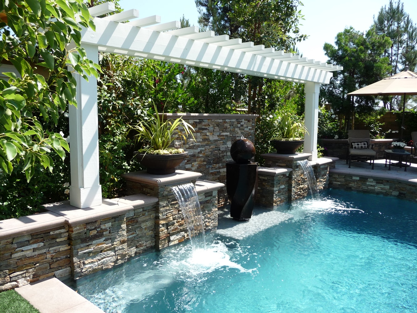 Custom Swimming Pools
