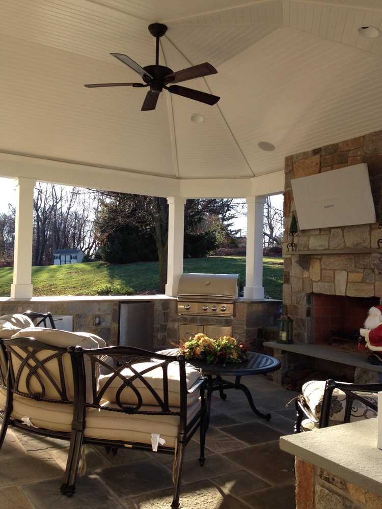 Outdoor kitchen/ sitting area