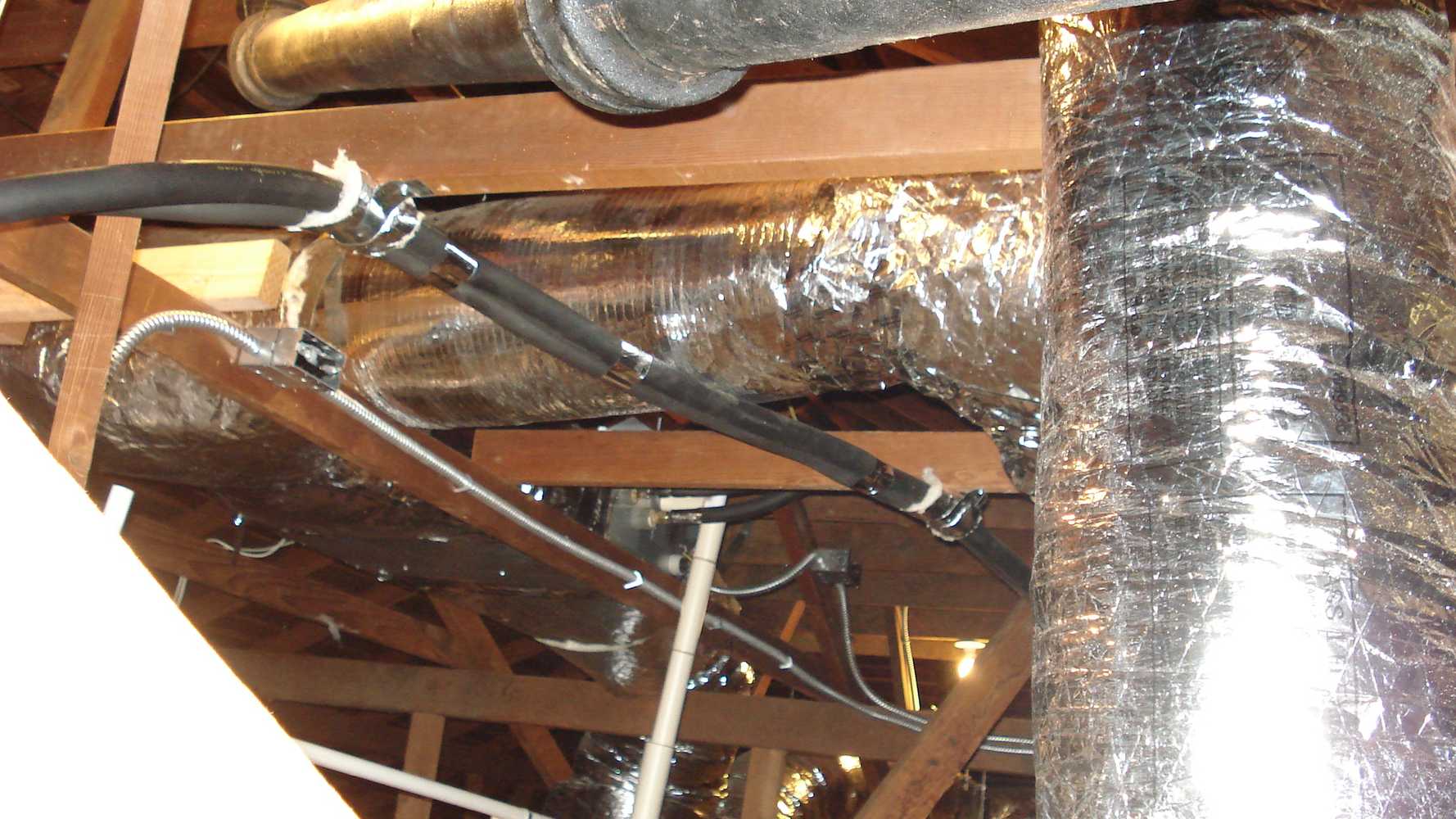 FUJITSU minisplit system duct less 3 indoor units Slim Duct ducted out.