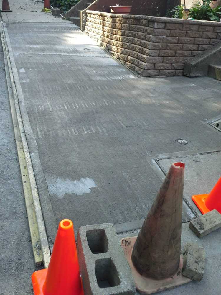 4 yard Concrete sidewalk