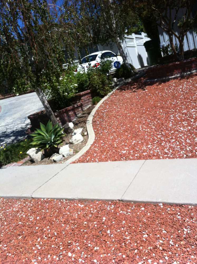 FRONT OF THE HOUSE GRAVEL 