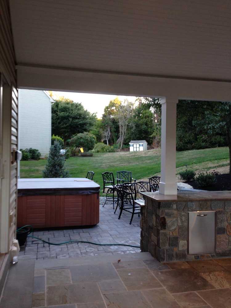 Outdoor kitchen/ sitting area