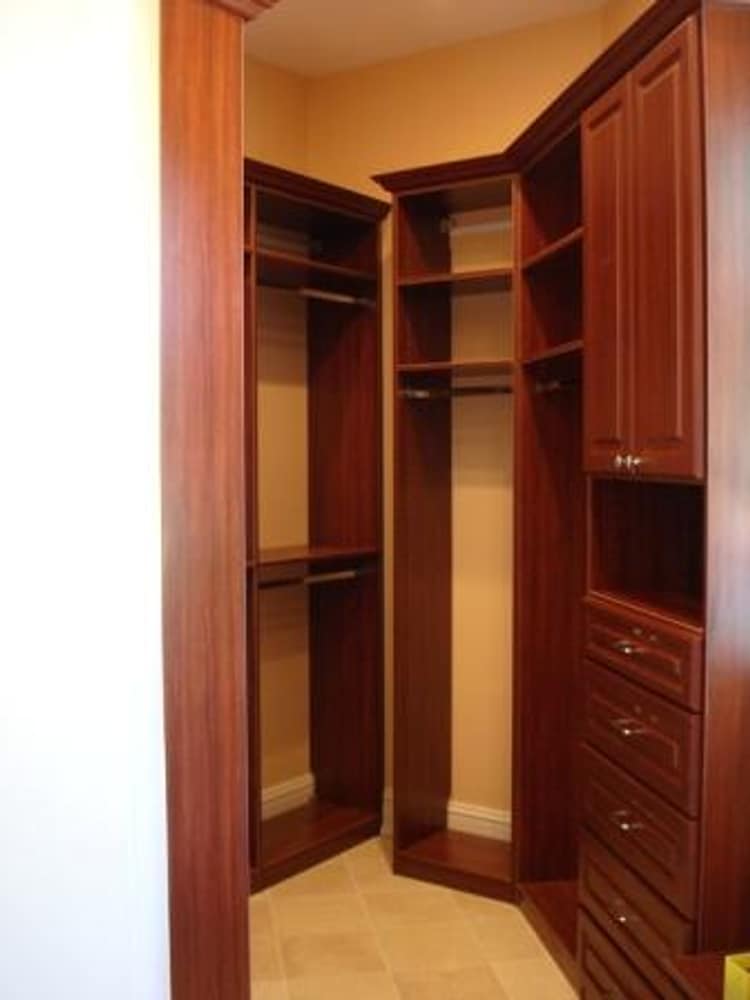 Symmetry Closets Div Of Symmetry Designs Inc.