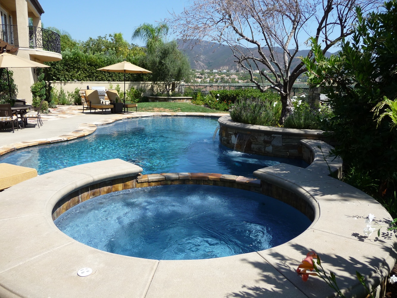 Custom Swimming Pools