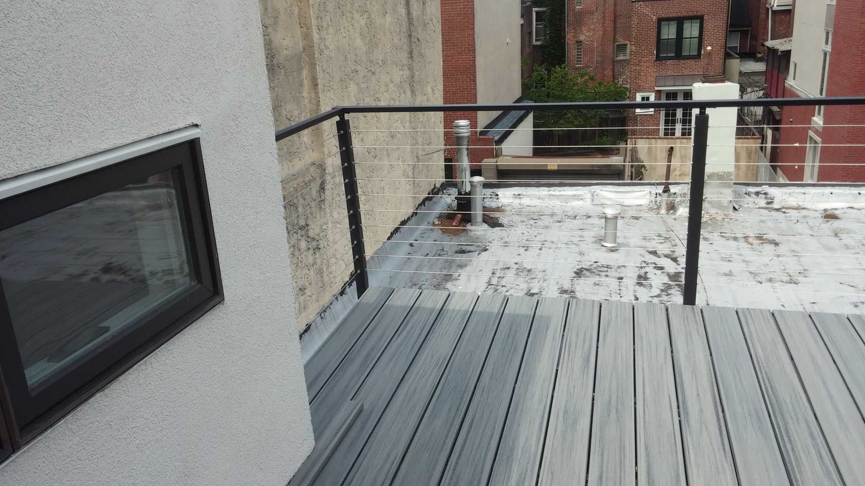 trex island mist roof deck with cable railings