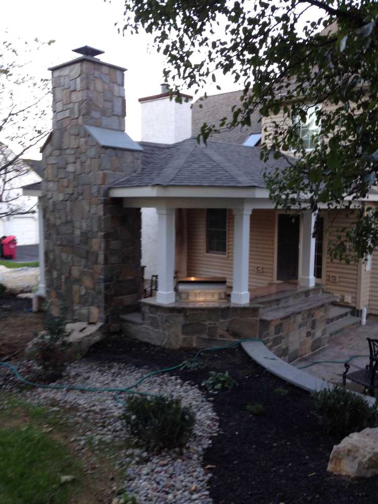 Outdoor kitchen/ sitting area