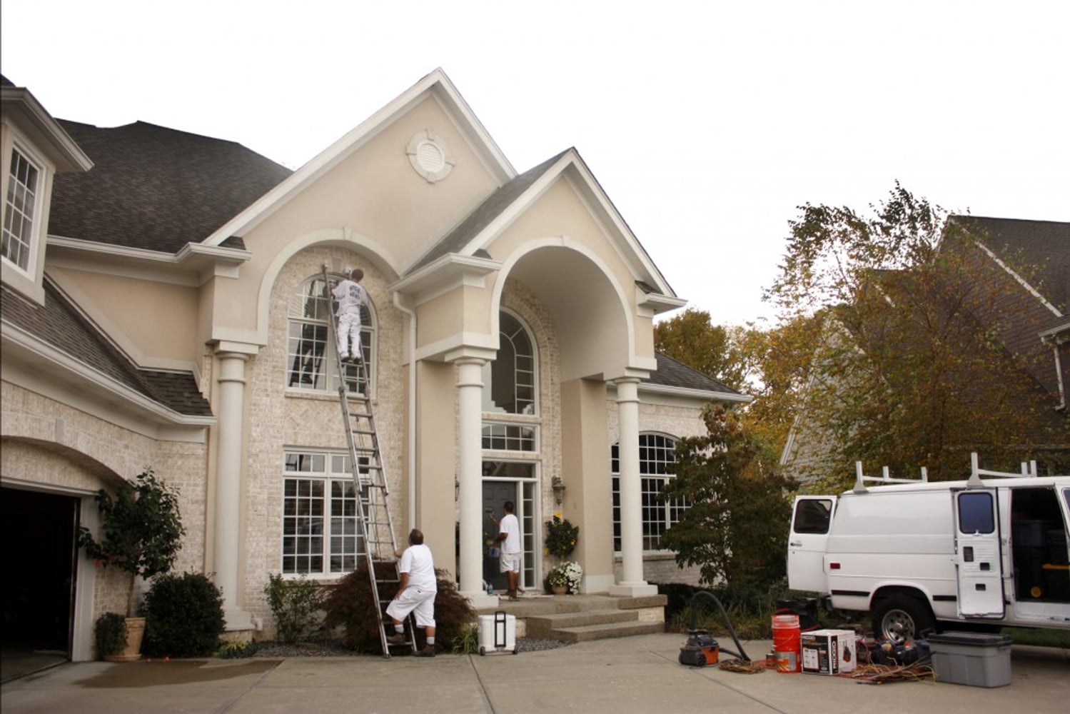 CUSTOM COLORS PAINTING COMPANY