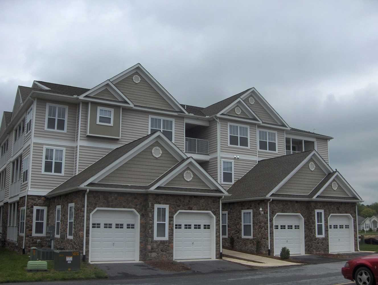 Vinyl soffits and custom fitted aluminum trim fascia for roof eves and overhangs.