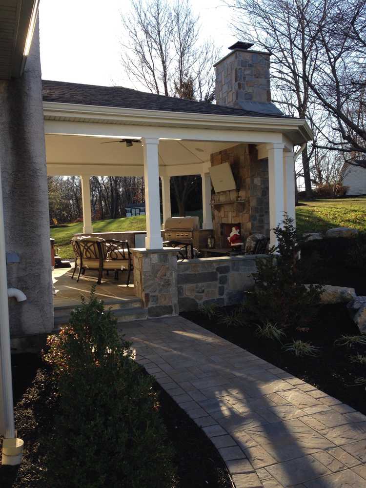 Outdoor kitchen/ sitting area