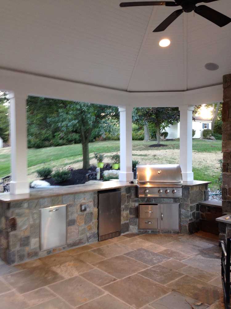 Outdoor kitchen/ sitting area