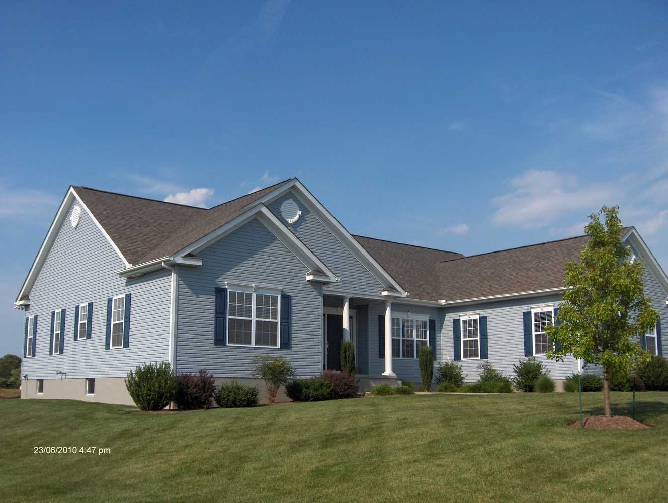 Vinyl soffits and custom fitted aluminum trim fascia for roof eves and overhangs.