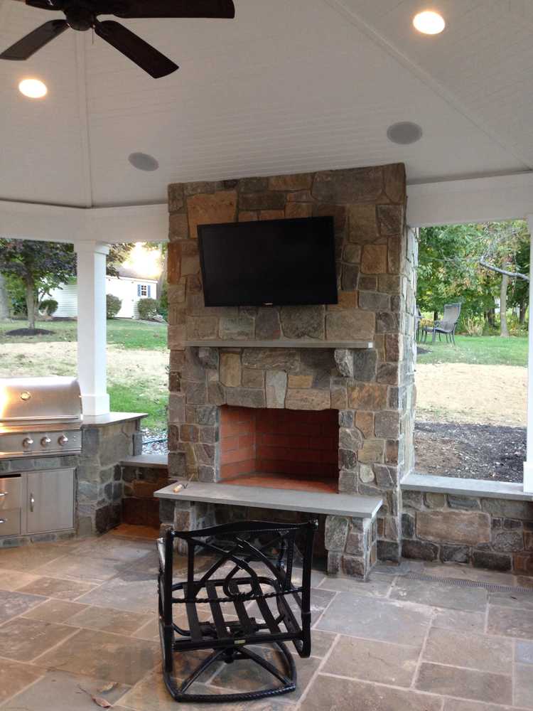 Outdoor kitchen/ sitting area