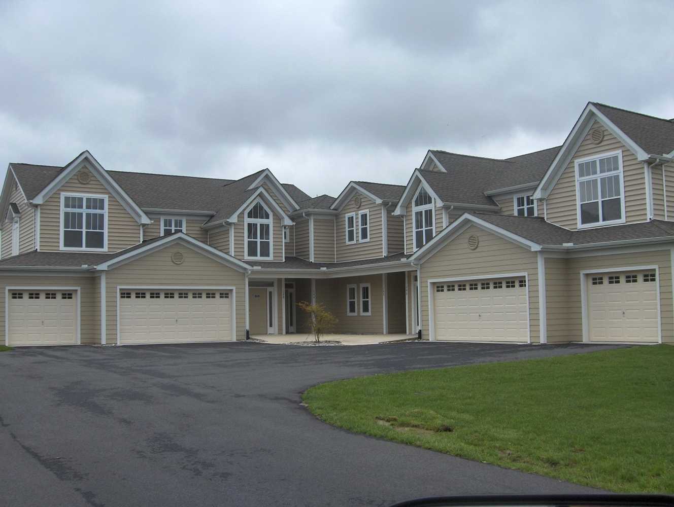 Vinyl soffits and custom fitted aluminum trim fascia for roof eves and overhangs.